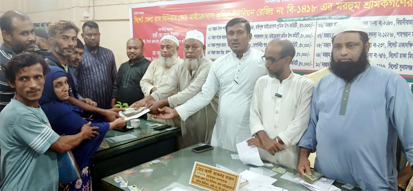 সিলেটের মৃত ১০ শ্রমিক পরিবারের মাঝে জেলা পরিবহন শ্রমিক ইউনিয়নের নগদ অর্থ বিতরণ